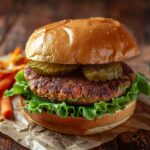 Burger végétal garni de légumes frais et savoureux